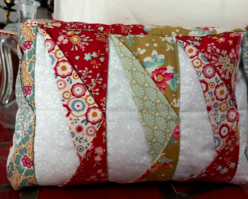 Hochwertige Unikat Kosmetiktasche Aus Designer Qualitätsstoffen, Farblich Liebevoll Abgestimmt, Fein Abgesteppt von BunteFlickenecke