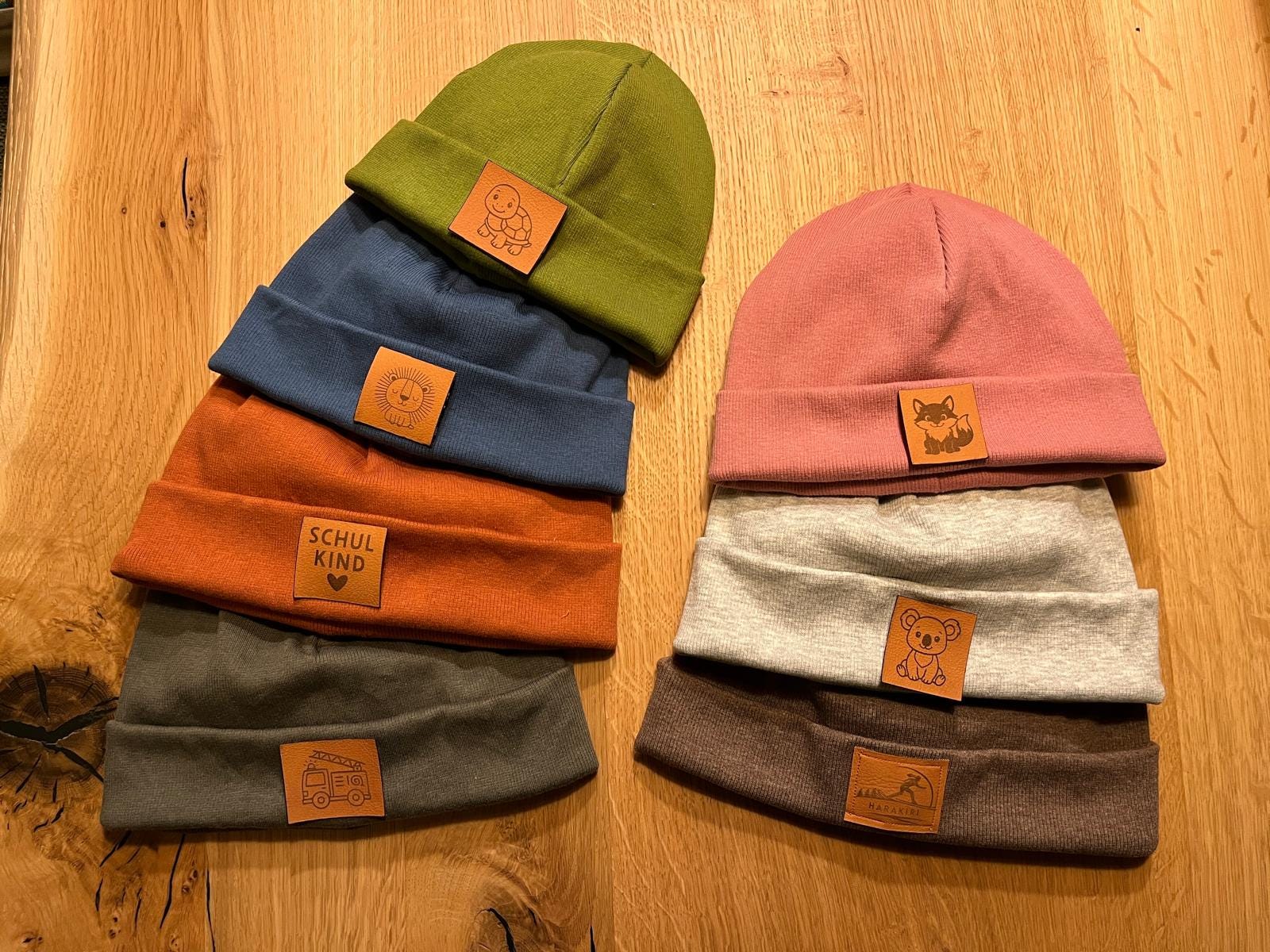 Beanie Mütze Aus Rippjersey Personalisiert Mit Gelasertem Patch - Individuelles Handmade Geschenk Für Kinder, Damen & Herren Zu Weihnachten Beanie Mütze Aus Rippjersey Personalisiert Mit Gelasertem Patch - Individuelles Handmade Geschenk Für Kinder, Damen & Herren Zu Weihnachten von BunteKreativSchaetze