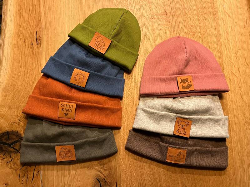 Beanie Mütze Aus Rippjersey Personalisiert Mit Gelasertem Patch - Individuelles Handmade Geschenk Für Kinder, Damen & Herren Zu Weihnachten von BunteKreativSchaetze