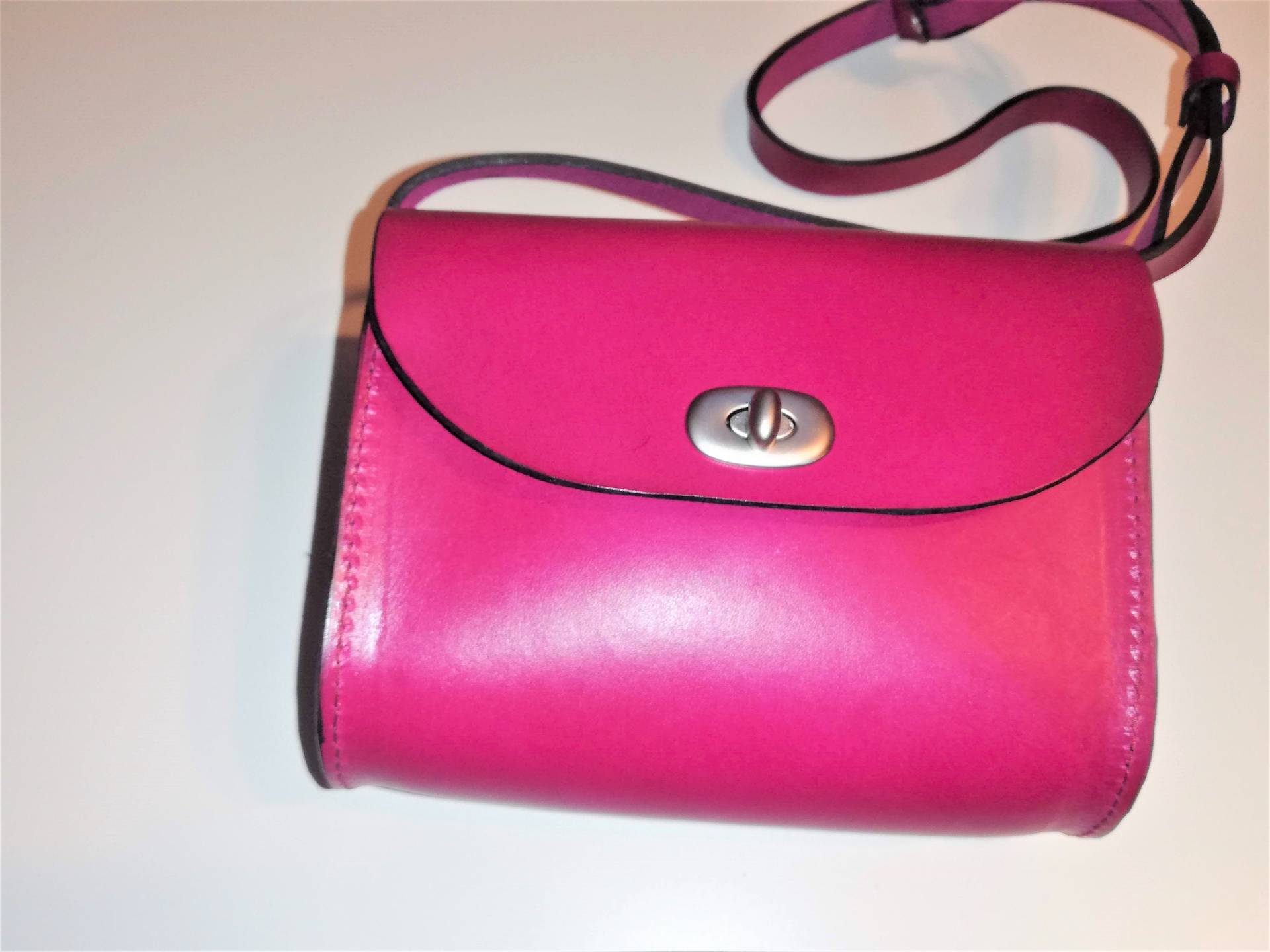 Handgemachte Kleine Umhängetasche Aus Vegetabil Gegerbtem Rind-Voll-Leder Handgemachte Kleine Umhängetasche Aus Vegetabil Gegerbtem Rind-Voll-Leder von Buntekuhlederatelier