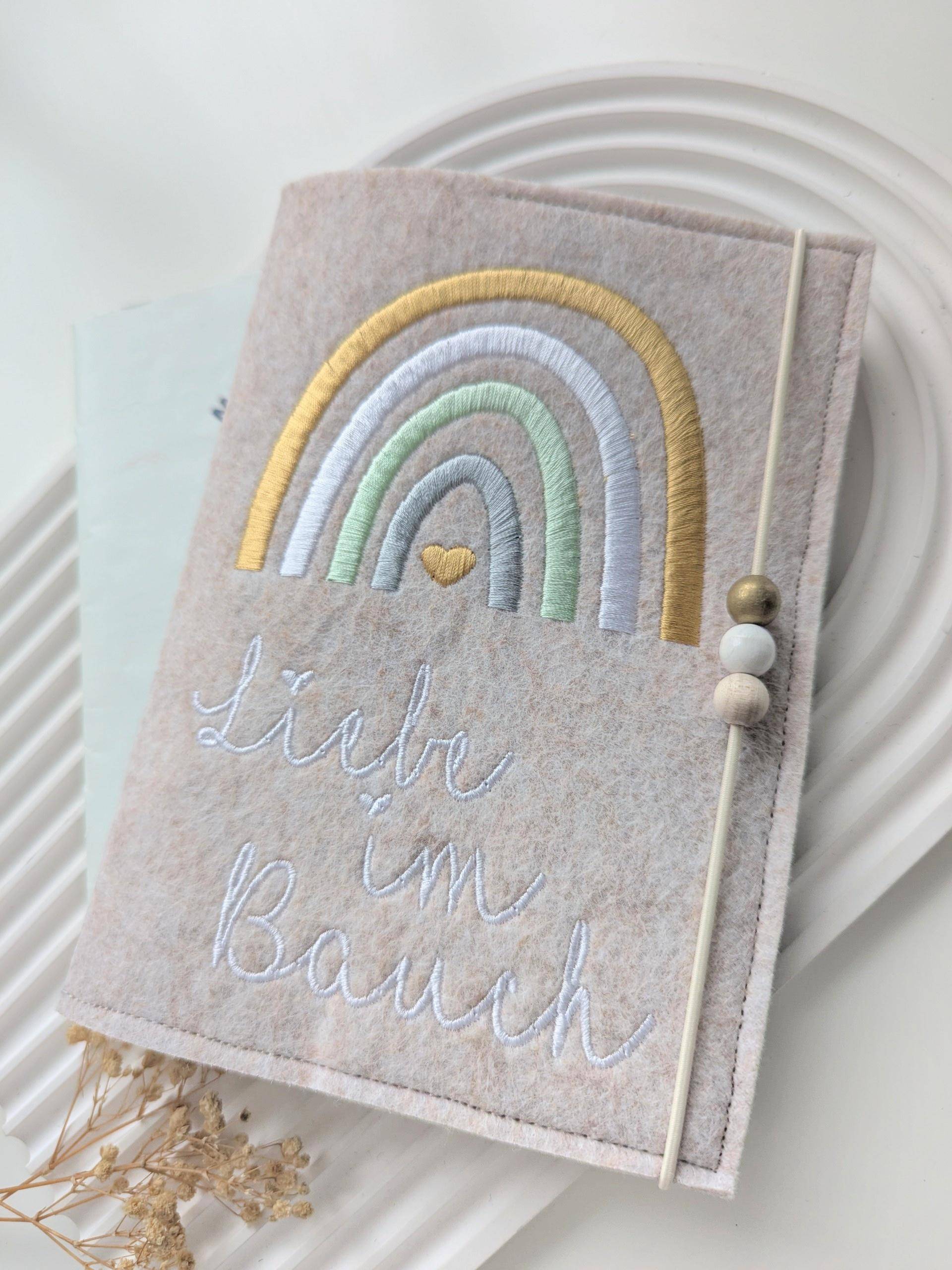 Personalisierte Mutterpasshülle - Mutterpass Aus Filz Regenbogen von BuntesStuebchen