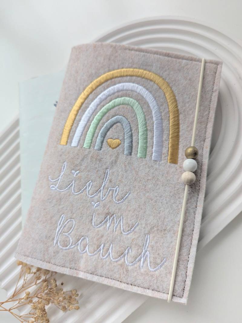 Personalisierte Mutterpasshülle - Mutterpass Aus Filz Regenbogen von BuntesStuebchen