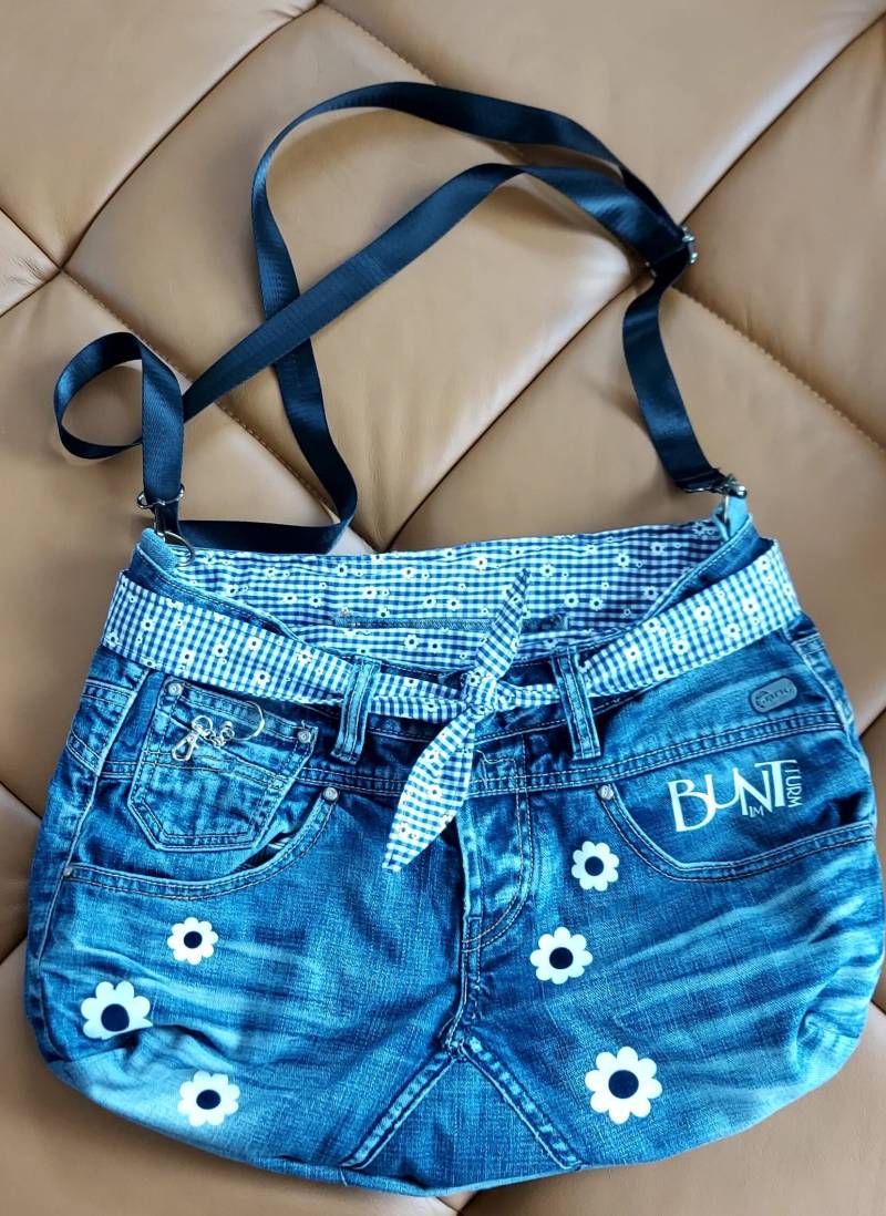 Upcycling-Jeans-Tasche Mit Vielen Kleinen Plotts Und Liebevollen Details Zum Umhängen Inkl. Innenfutter Taschen Reißverschluß Upcycling-Jeans-Tasche Mit Vielen Kleinen Plotts Und Liebevollen Details Zum Umhängen Inkl. Innenfutter Taschen Reißverschluß von BuntimTurm