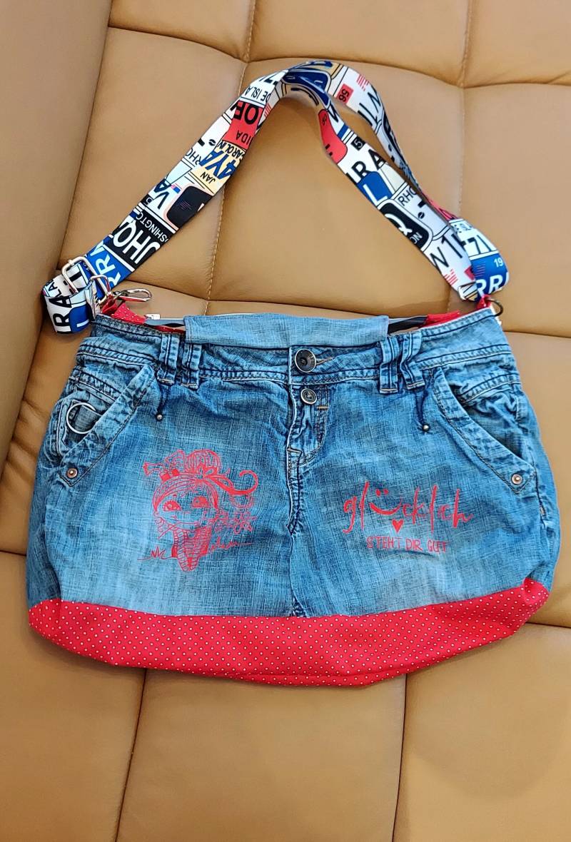 Upcycling-Jeans-Tasche Mit Vielen Kleinen Plotts Und Liebevollen Details Zum Umhängen Inkl. Innenfutter Taschen von BuntimTurm