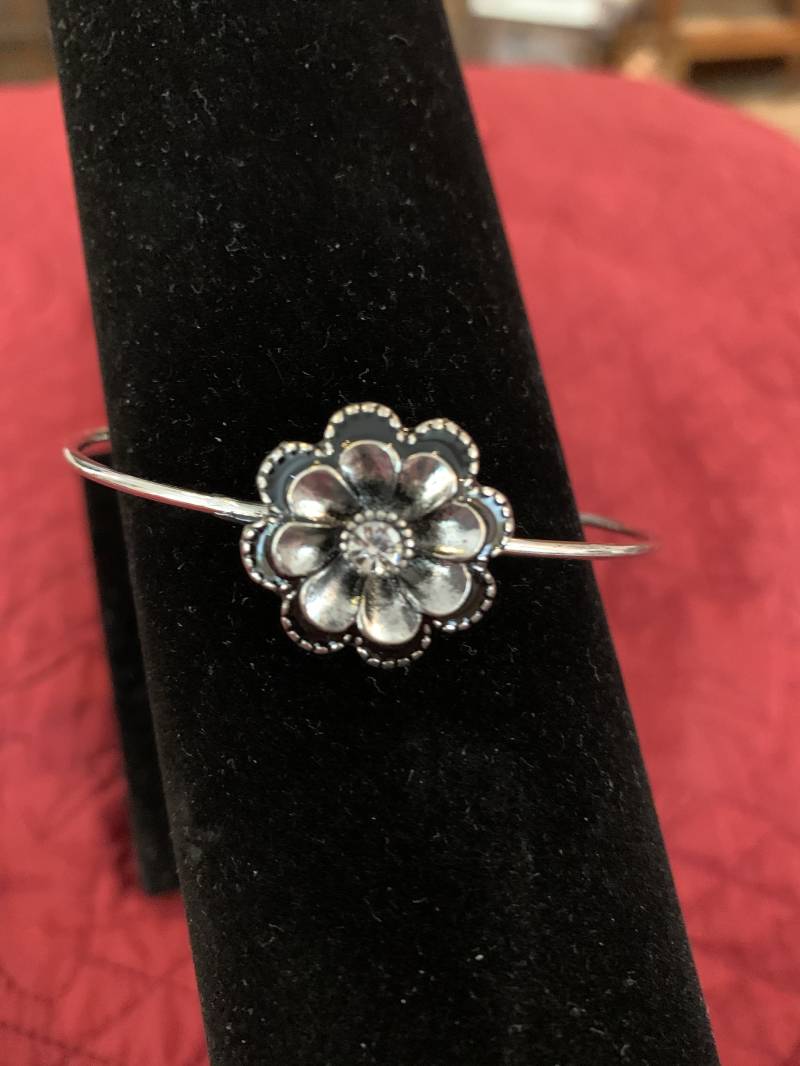 Verstellbares Schwarzes Und Silberfarbenes Blumenarmband. Wunderschönes Modestatement. Selbstgemachtes Unikat von BurbeeCreations