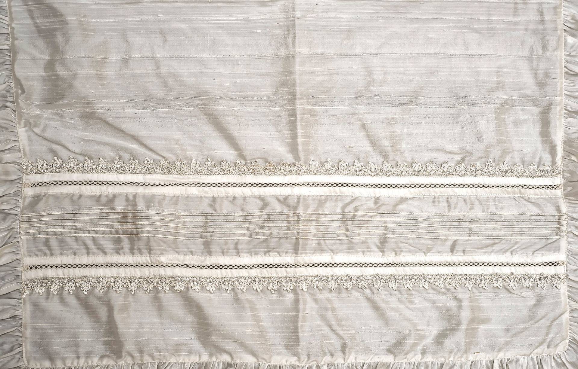 Handgemachte Seide Taufdecke | Gestickte Baby-Empfangsdecke von Burbvus