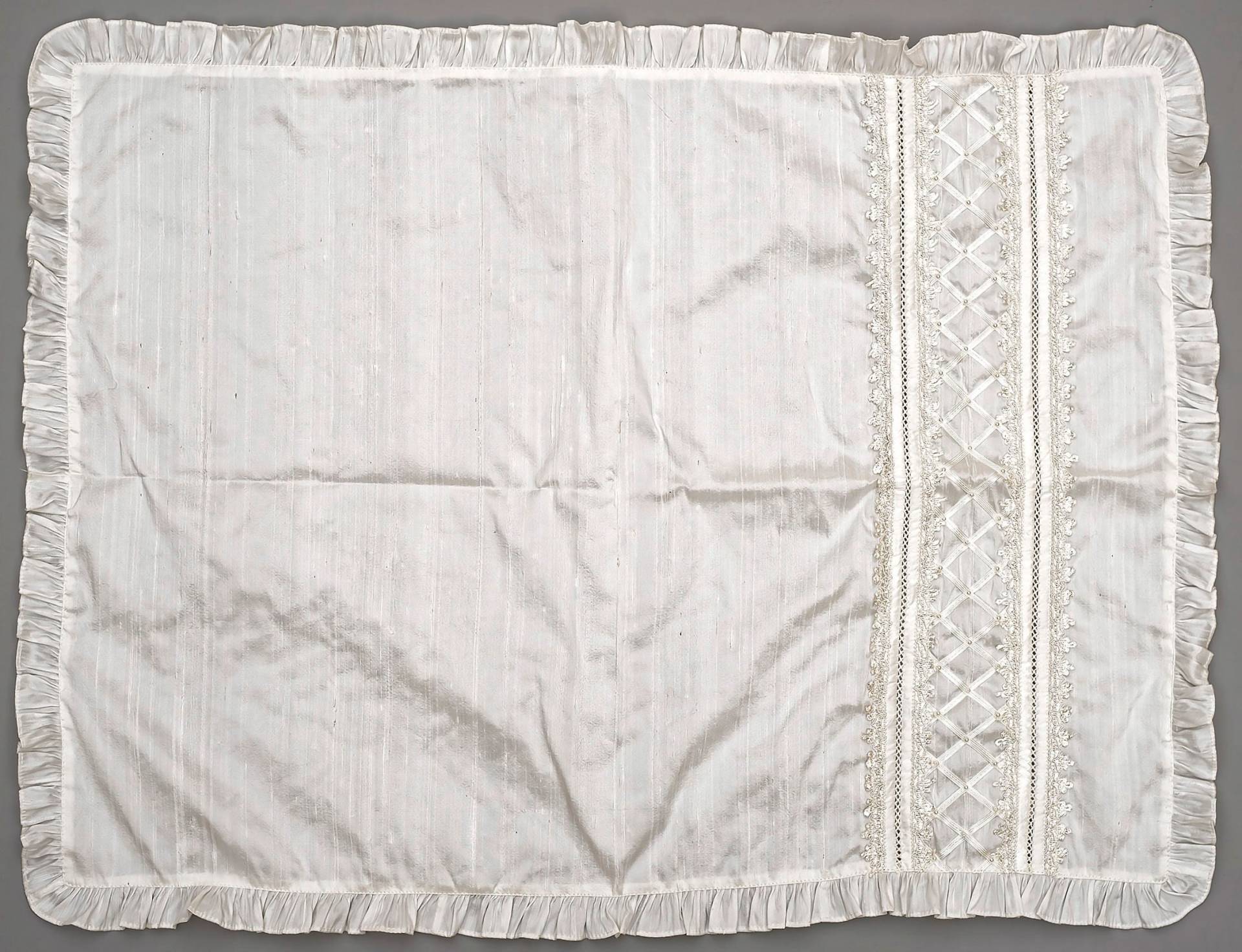 Taufdecke B001 | Weiss Oder Elfenbein Handgefertigt 100% Seide Taufdecke B001 | Weiss Oder Elfenbein Handgefertigt 100% Seide von Burbvus