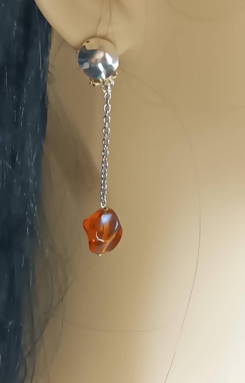 Clips Bernstein-Art Elegant, Ohrhänger Mit Kleiner Bernstein Perle, An Kurze Kette, Ohrclip Festlich, Silikon-Clip-Polster von BurgisKlunkerkiste