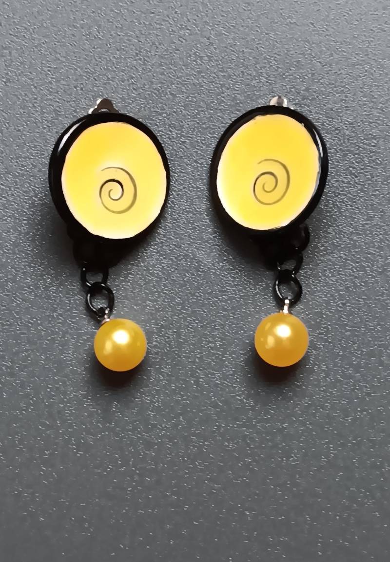 Ohrclips Gelb-Schwarz, Moderner Ohrhänger, Ohrschmuck Für Die Moderne Frau, Mit Perle, Einmalig, Silikon-Clip-Polster von BurgisKlunkerkiste