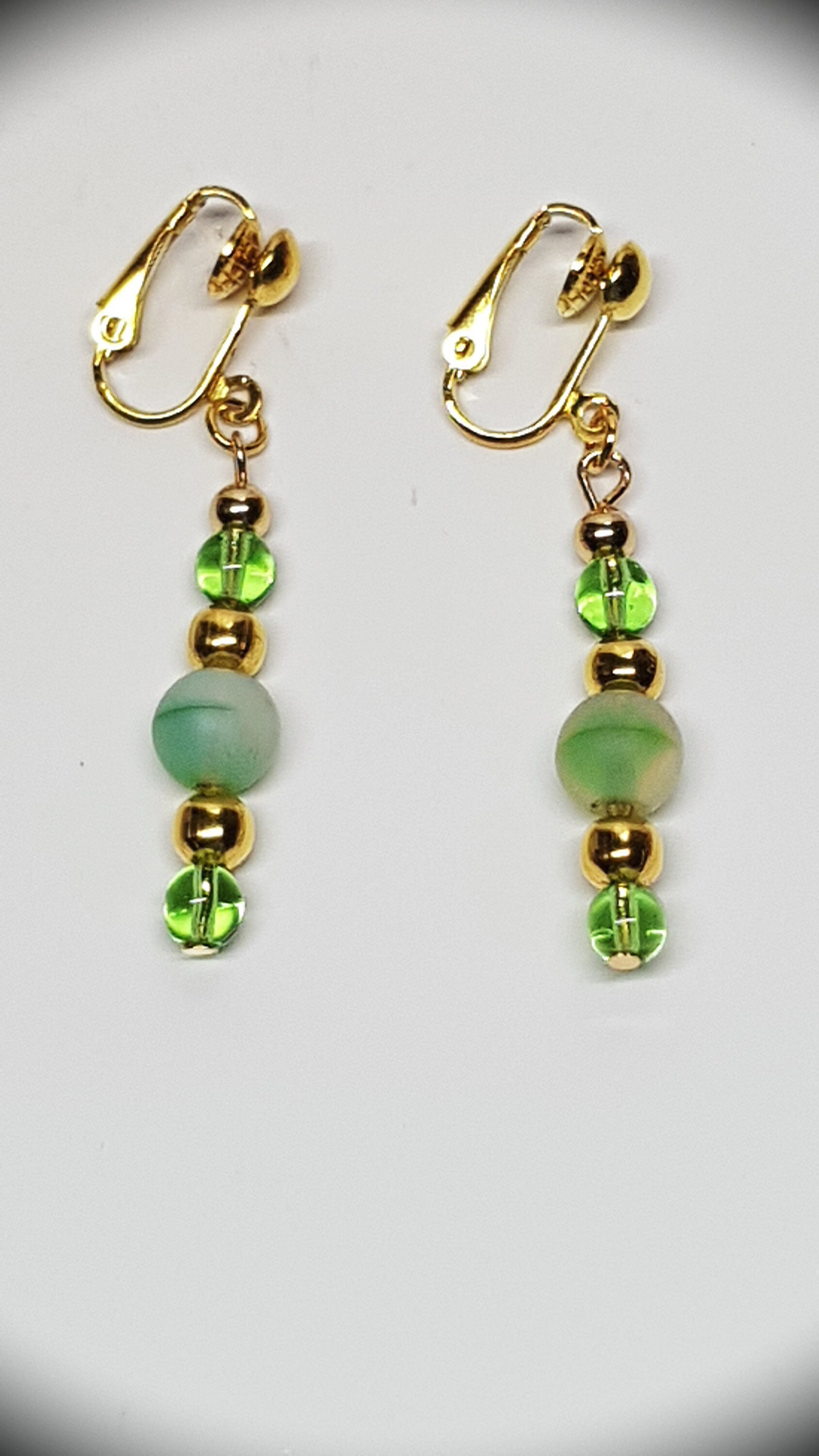 Ohrclips Im Grünton, Ohrschmuck Grün-Gold, Lange Ohrhänger Grün, Perlen Clips Zierlich Elegant, Grüner Lang von BurgisKlunkerkiste