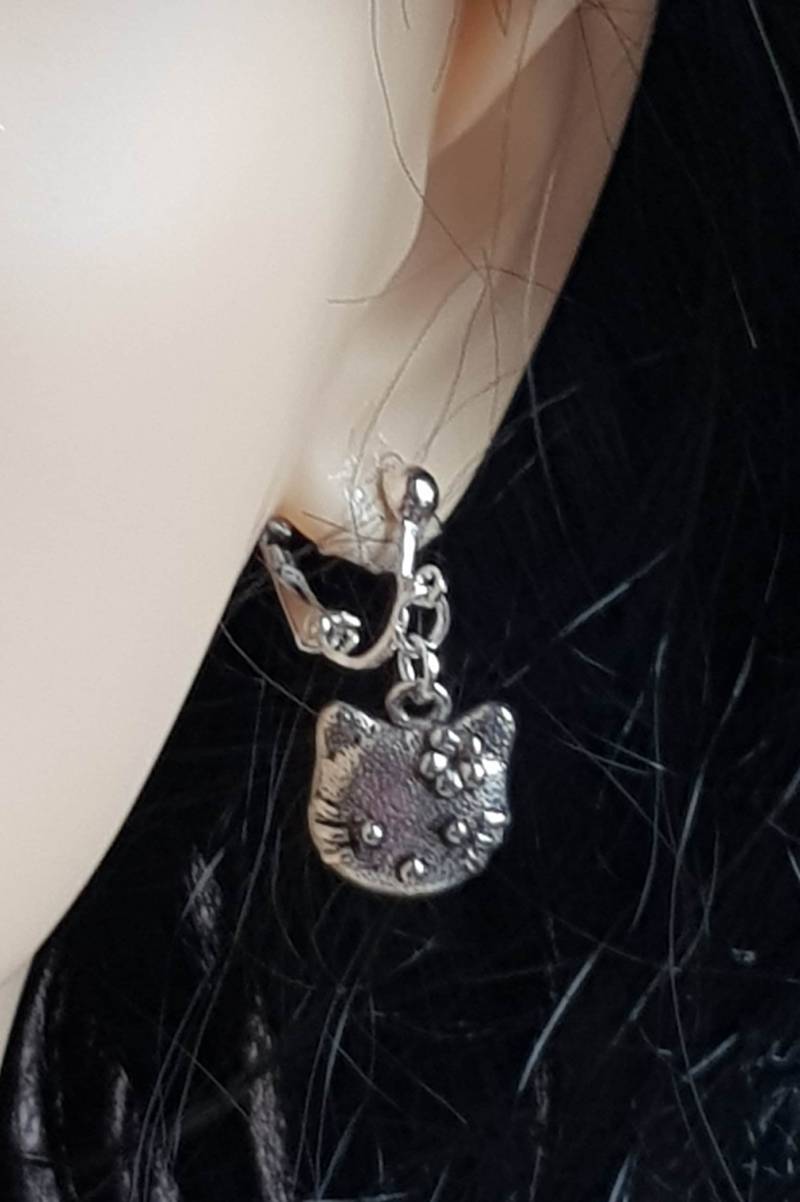 Ohrclips Kätzchen Oder Kittys, Ohrschmuck Katze, Ohrhänger Für Mädchen, Versilberte Ohrclips, Clip Katzenfans, Mit Silikon-Clip-Polster von BurgisKlunkerkiste