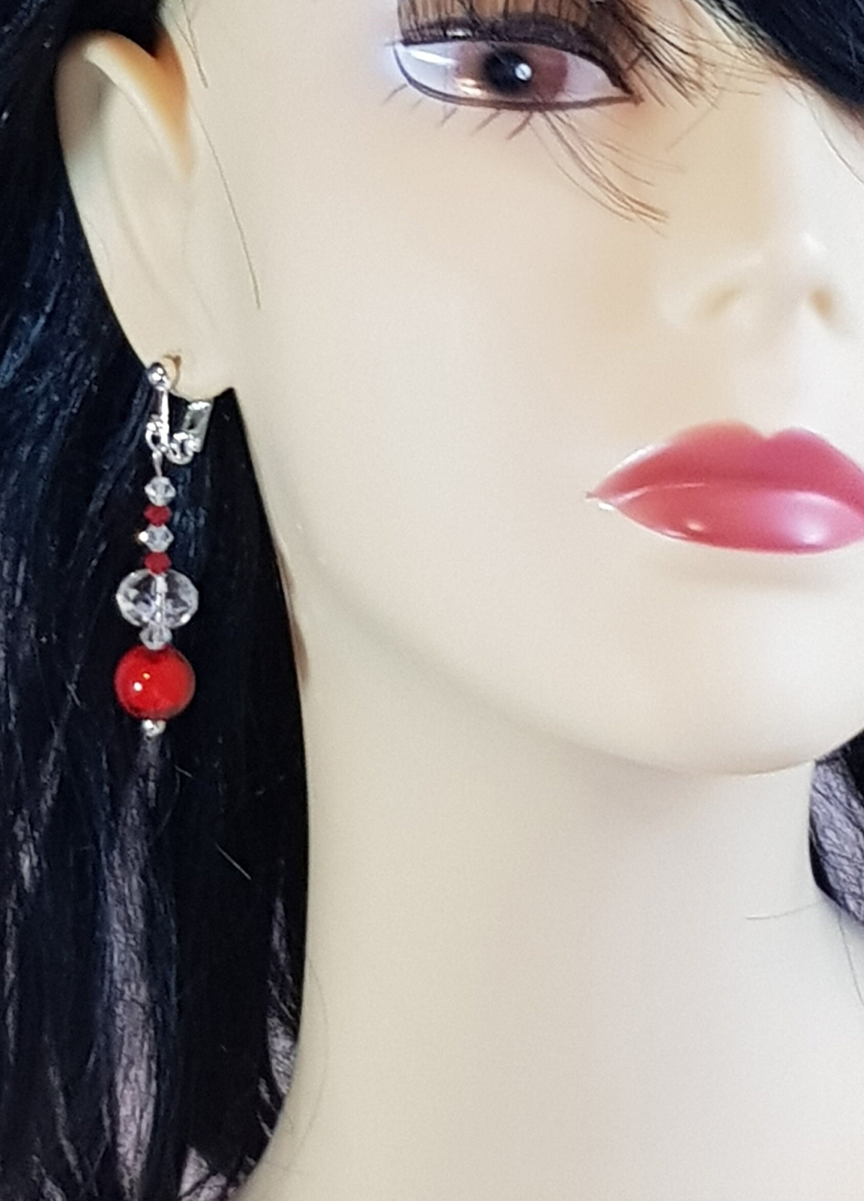 Ohrclips Knallrote Und Klare Perlen, Ohrhänger Elegant, Ohrschmuck Lang, Perlen-Ohrclips Rot, Lange Perlen Clips, Mit Silikon-Clip-Polster von BurgisKlunkerkiste