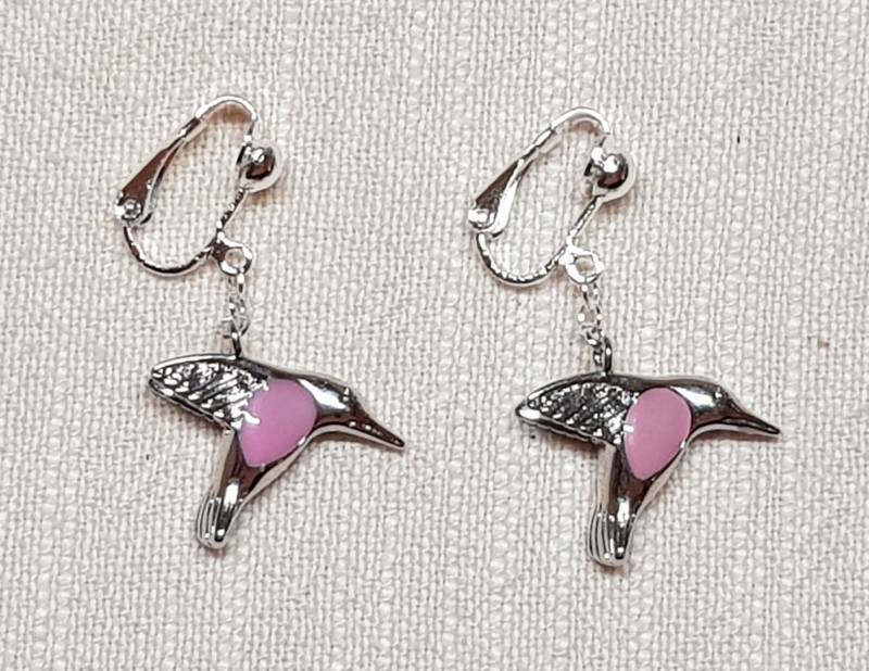 Ohrclips Mit Kolibri, Versilbert, Ohrschmuck Vogel, Ohrhänger Vogel Glänzender Clip, Ohne Loch, Silikon-Clip-Polster von BurgisKlunkerkiste