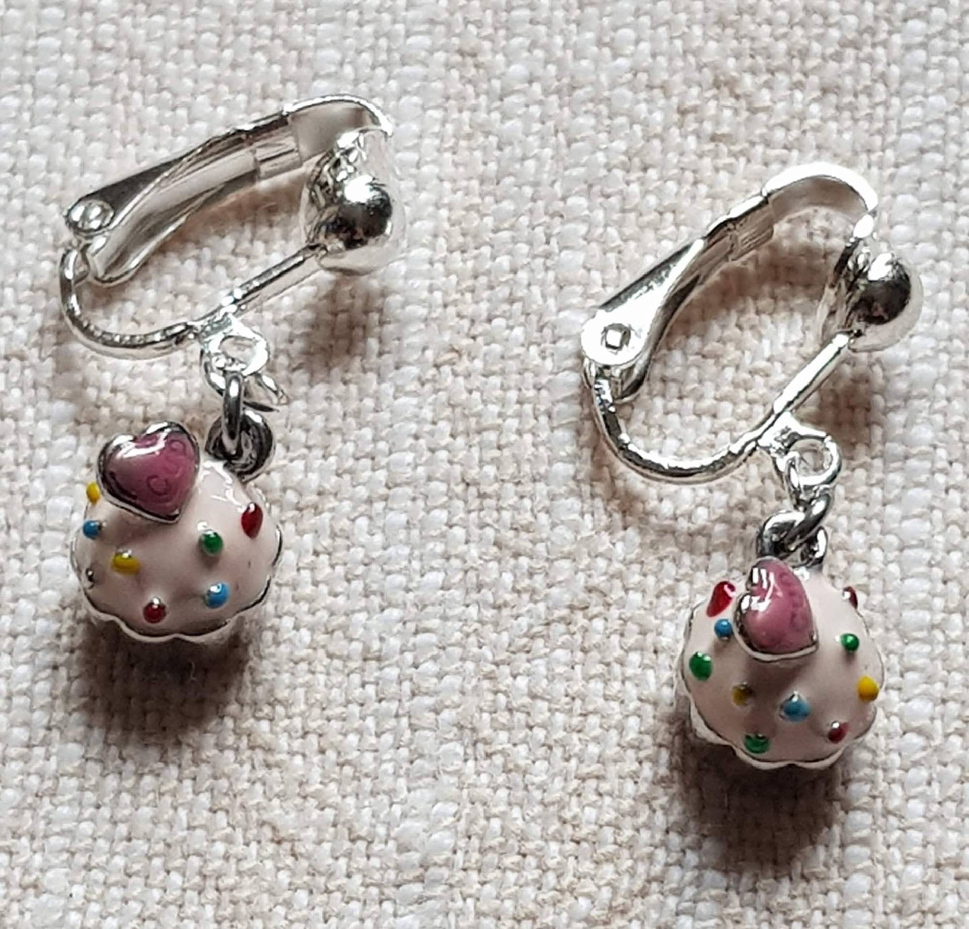 Ohrclips Mit Rosa Muffins, Verrückter Ohrschmuck Kleinen Clips Muffins Rosa, Pfiffige Ohrclips, Silikon-Clip-Polster von BurgisKlunkerkiste