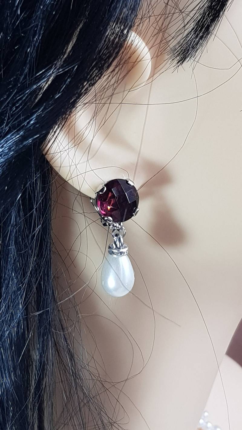 Ohrschmuck Mit Kristall Und Perlentropfen Ohrclip Weinrot Perle, Ohrhänger Silikon-Clip-Polster von BurgisKlunkerkiste