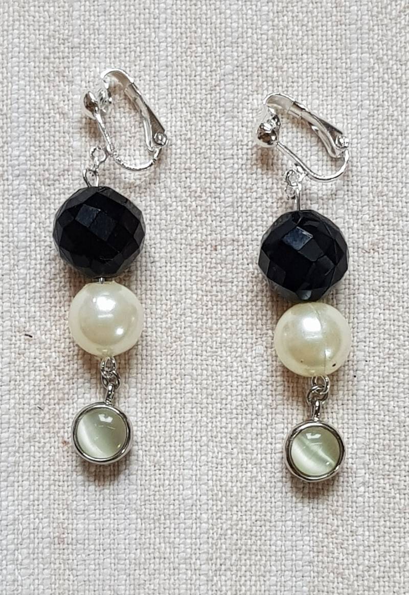 Ohrschmuck Perlen Black & White, Ohrclips Mit Großen Perlen, Perlen-Clips Katzenaugen, Moderne Clips, Clips Lang, Silikon-Clip-Polster von BurgisKlunkerkiste