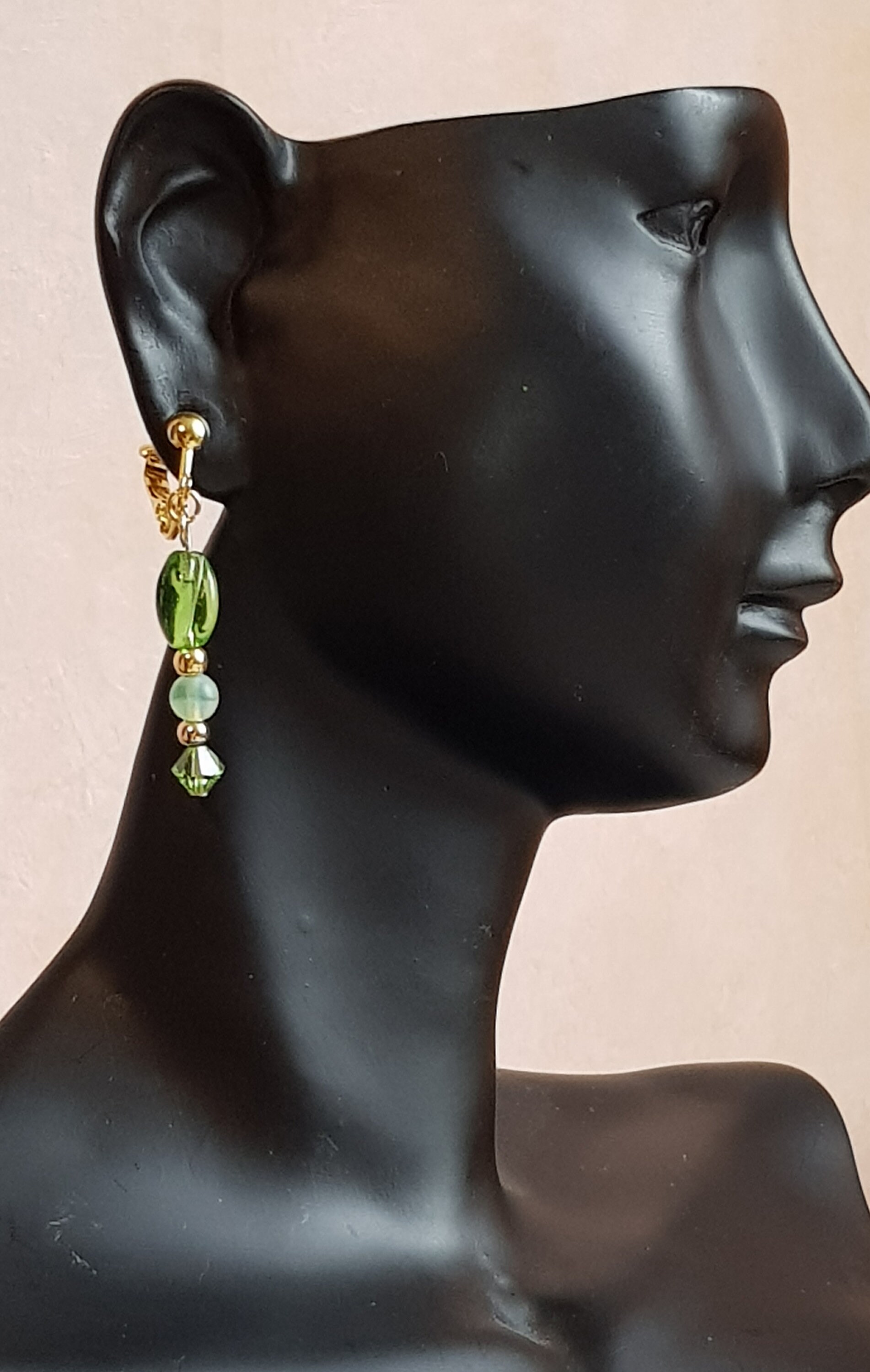 Ohrschmuck in Grün-Gold, Ohrclips Mit Grünen Perlen, Perlen-Clips Trendige Ohrclips, Moderner Clip, Silikon-Clip-Polster von BurgisKlunkerkiste