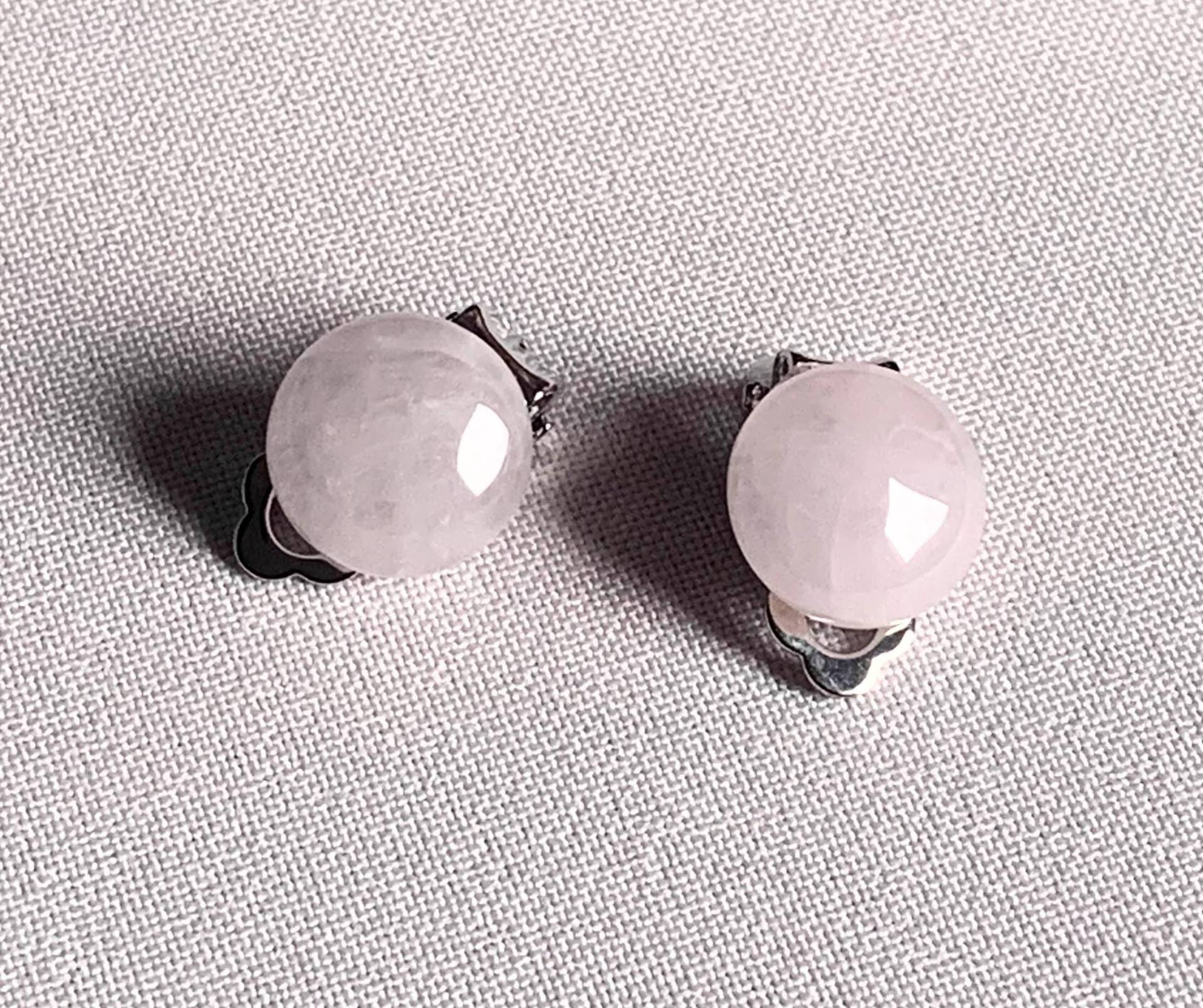 Rosenquarz Ohrclips, Ohrschmuck Cabochon, Naturstein Ohrschmuck, Clips, Ohrclips Naturstein, Mit Silikon-Clip-Polster von BurgisKlunkerkiste
