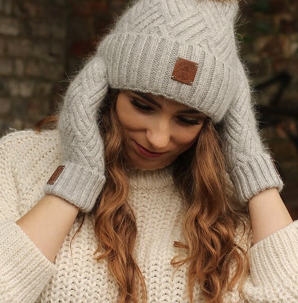 Set Aus Kaschmirmütze Und Handschuhen Für Damen - Weiches & Warmes Winter-Accessoire, Gemütliches Luxusgeschenk Sie, Elegantes Outfit Kaltes Wetter von BurgundyMode