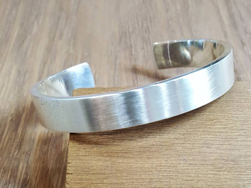 72G Handgefertigte Schwere Sterling Silber Manschette Armreif - Satin Finish von BurkmarJewellery