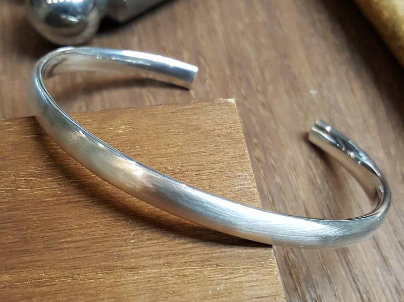 Handgefertigter Sterlingsilber-Armreif Gebürstetes Satin-Finish von BurkmarJewellery