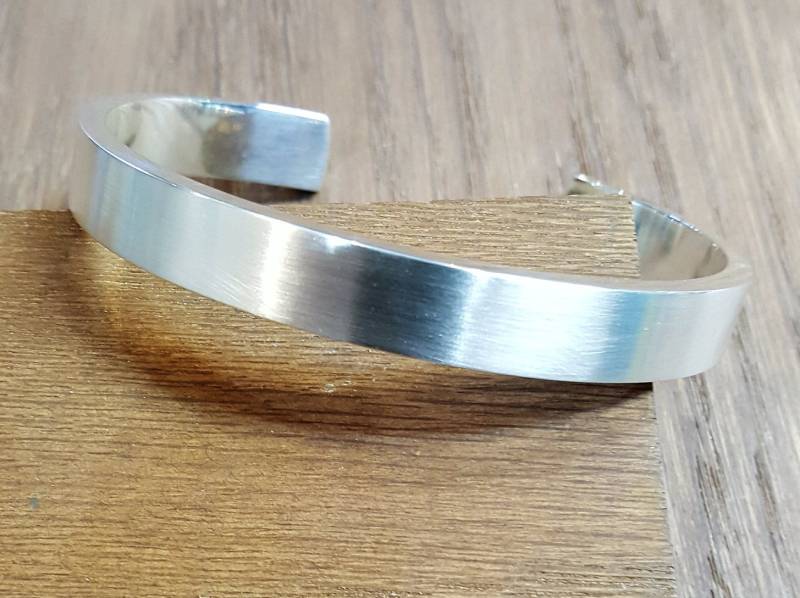 Handgemachte Schwere Sterling Silber 52G Manschette Armreif Satin-Finish von BurkmarJewellery