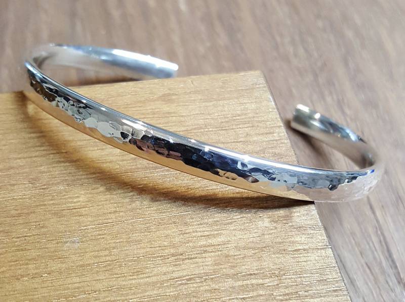 Handgemachter Gehämmerter Sterlingsilber-Armreif - 25G von BurkmarJewellery