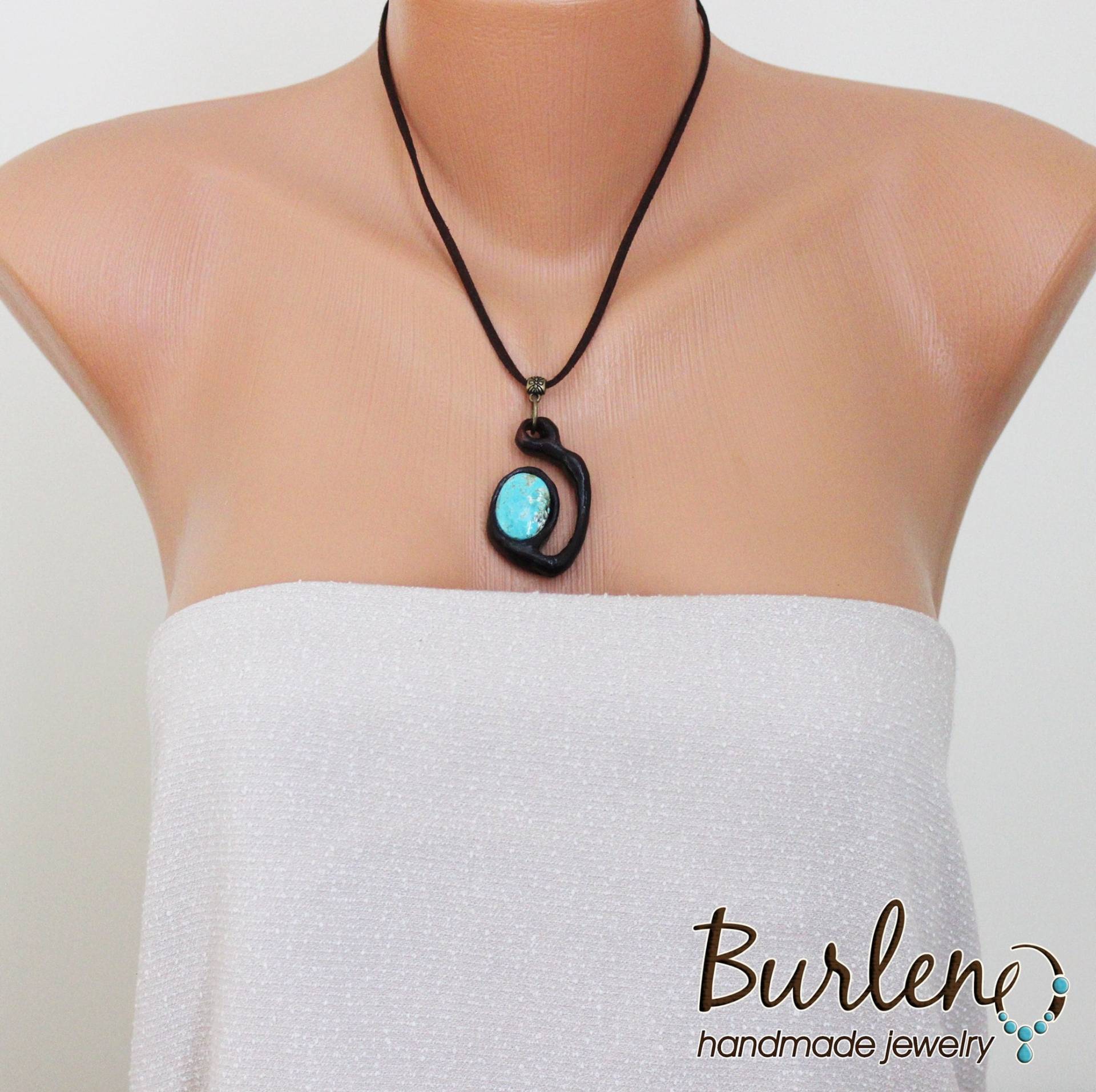 Boho Anhänger Halskette Mit Türkis Und Handgeschnitztem Holz Spiralelement, Blauem Halbedelstein, Edelstein Boho Anhänger Halskette Mit Türkis Und Handgeschnitztem Holz Spiralelement, Blauem Halbedelstein, Edelstein von Burleno