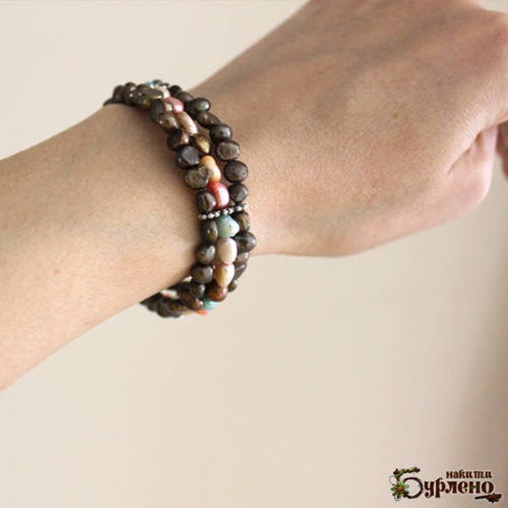 Boho Multistrand Perlen Armband Mit Süßwasser Bunte Perlen, Regenbogen Natürlichen Boho Multistrand Perlen Armband Mit Süßwasser Bunte Perlen, Regenbogen Natürlichen von Burleno