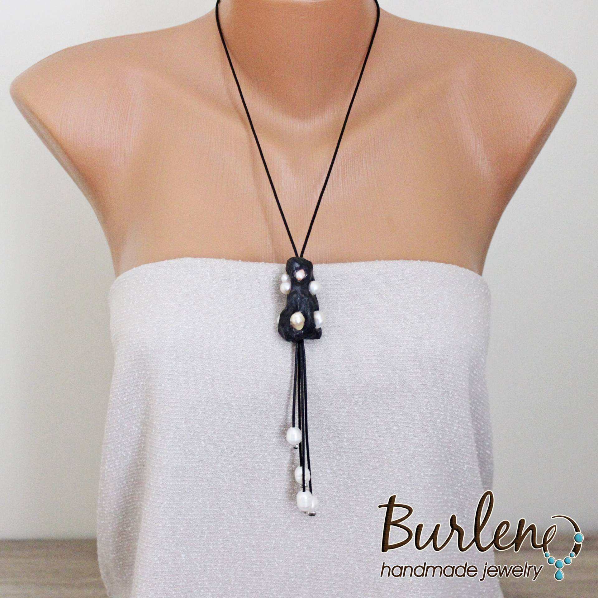 Kettenanhänger Mit Süßwasserperlen Und Holz, Boho Halskette Naturweißen Perlen Holzelement, Schwarz-Weiße Perlenkette Kettenanhänger Mit Süßwasserperlen Und Holz, Boho Halskette Naturweißen Perlen Holzelement, Schwarz-Weiße Perlenkette von Burleno