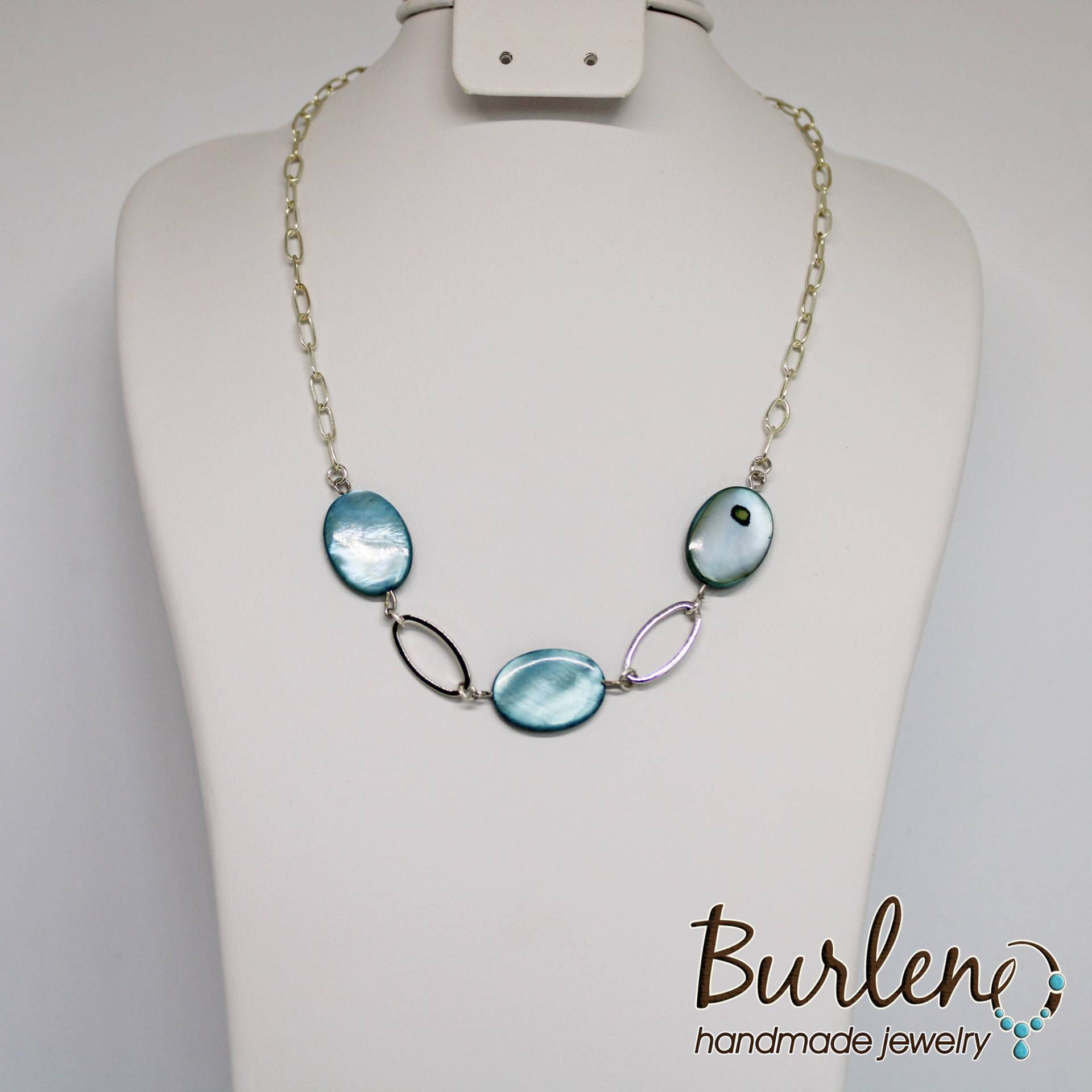 Kurze Versilberte Charm-Halskette Mit Blauem Perlmutt, Halskette Versilberter Kette Und Ovalen Elementen Kurze Versilberte Charm-Halskette Mit Blauem Perlmutt, Halskette Versilberter Kette Und Ovalen Elementen von Burleno