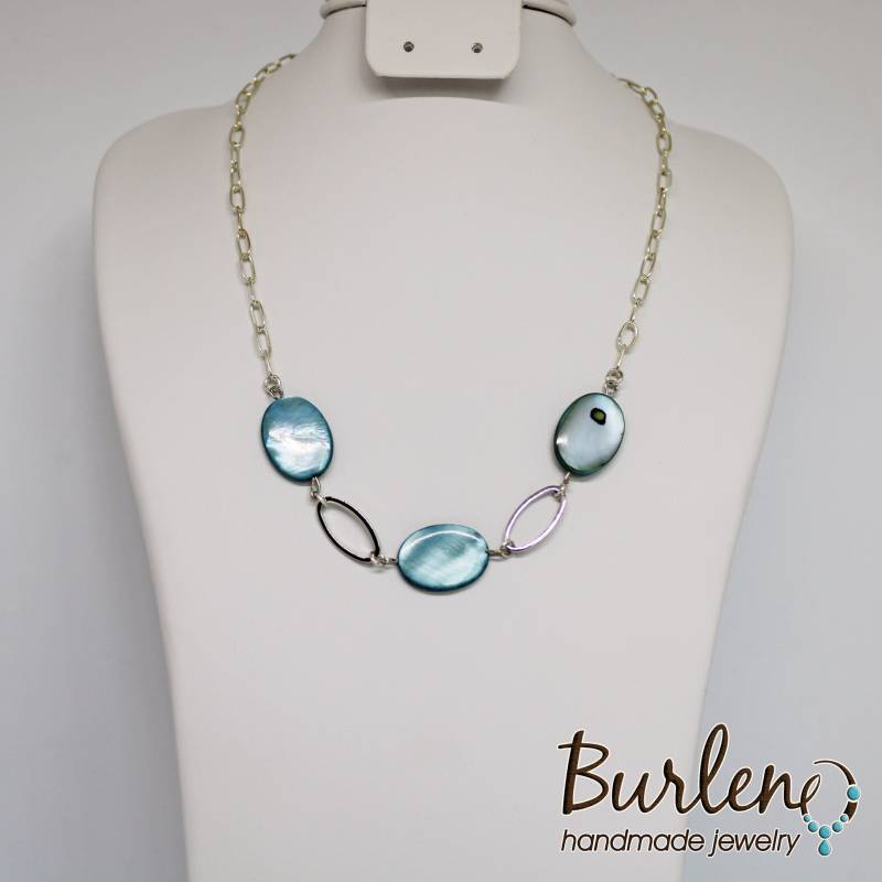 Kurze Versilberte Charm-Halskette Mit Blauem Perlmutt, Halskette Versilberter Kette Und Ovalen Elementen Kurze Versilberte Charm-Halskette Mit Blauem Perlmutt, Halskette Versilberter Kette Und Ovalen Elementen von Burleno
