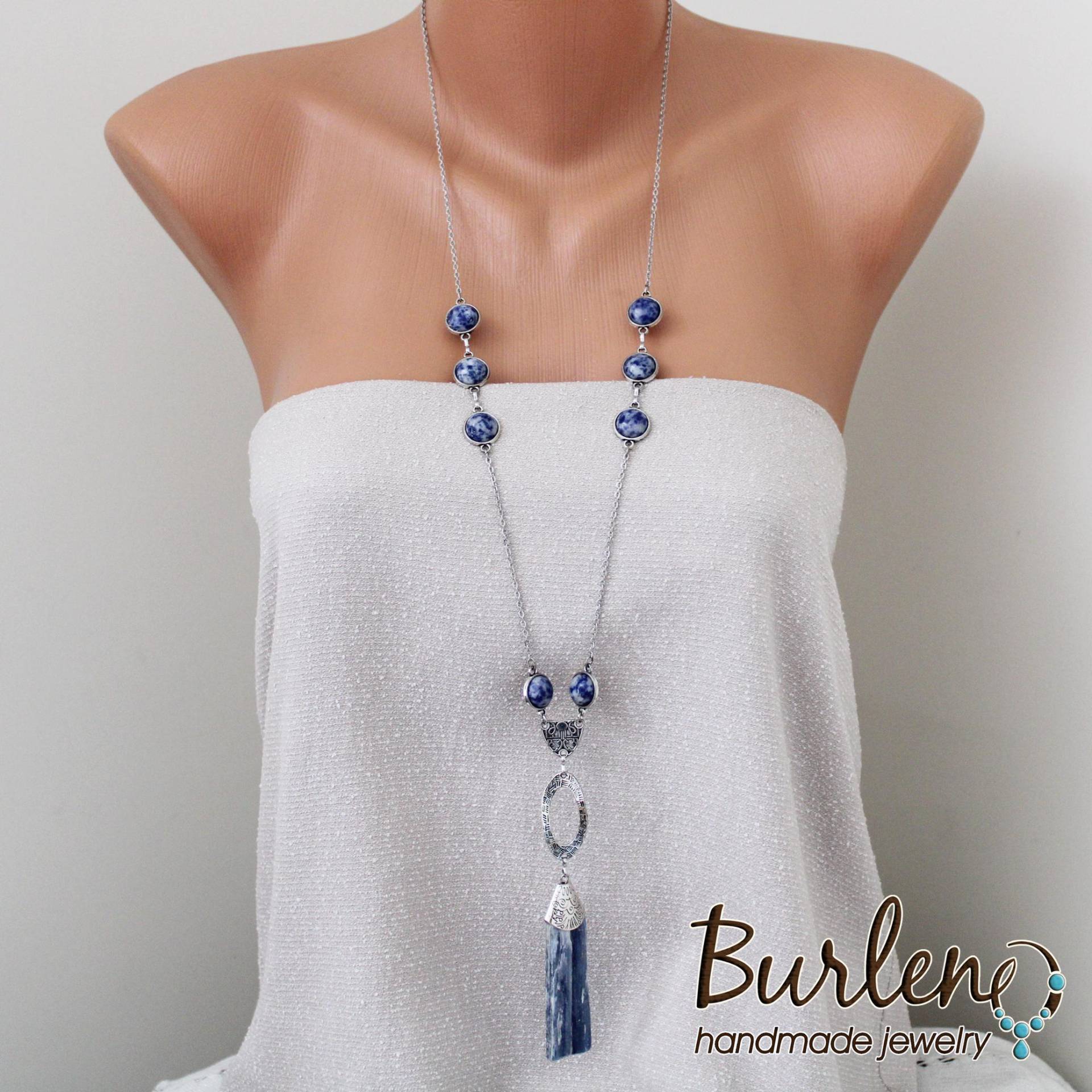 Lange Boho Halskette Mit Sodalith Und Kyanit, Quasten Kyanit Halskette, Blauen Halbedelsteinen, Edelstein Blaue Kette Lange Boho Halskette Mit Sodalith Und Kyanit, Quasten Kyanit Halskette, Blauen Halbedelsteinen, Edelstein Blaue Kette von Burleno