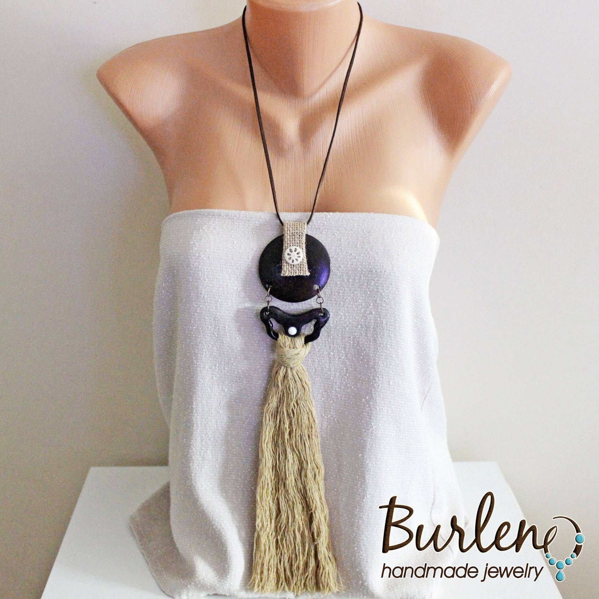Lange Boho Kette Mit Holzelementen Und Einer Baumwollquaste, Quastenkette Tagua Perlmutt, Burlap Halskette Lange Boho Kette Mit Holzelementen Und Einer Baumwollquaste, Quastenkette Tagua Perlmutt, Burlap Halskette von Burleno