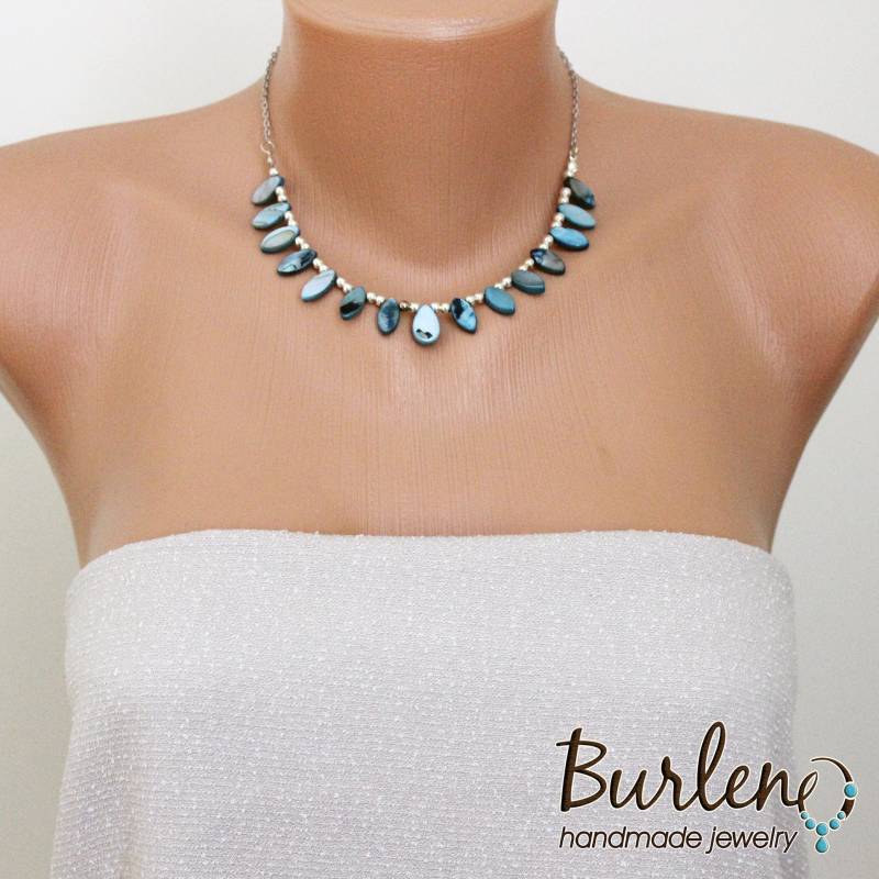 Perlenkette Mit Blauen Perlmuttblättern, Blaue Edelsteine Halskette, Halskette Halbedelsteinen, Boho Perlmutt Perlenkette Mit Blauen Perlmuttblättern, Blaue Edelsteine Halskette, Halskette Halbedelsteinen, Boho Perlmutt von Burleno