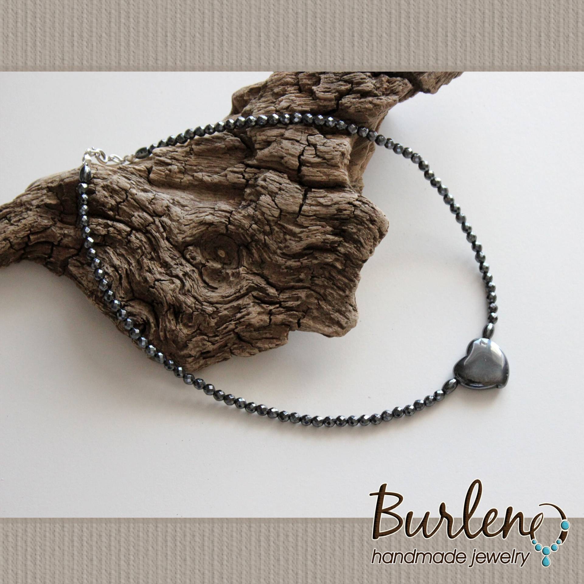Perlenkette Mit Hämatit Und Herz Anhänger, Halskette Grauen Halbedelsteinen, Graue Edelstein Perlenkette Mit Hämatit Und Herz Anhänger, Halskette Grauen Halbedelsteinen, Graue Edelstein von Burleno