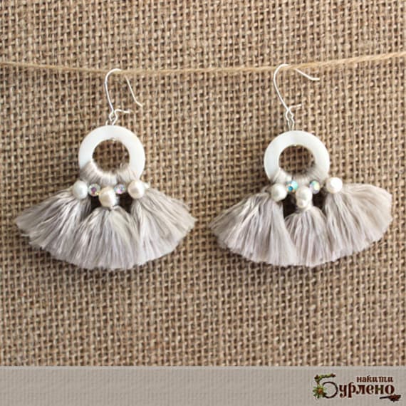 Quastenohrringe Mit Weißem Perlmutt Und Süßwasser Weiße Perlen, Boho Ohrringe Kristallen Seide Quasten Quastenohrringe Mit Weißem Perlmutt Und Süßwasser Weiße Perlen, Boho Ohrringe Kristallen Seide Quasten von Burleno