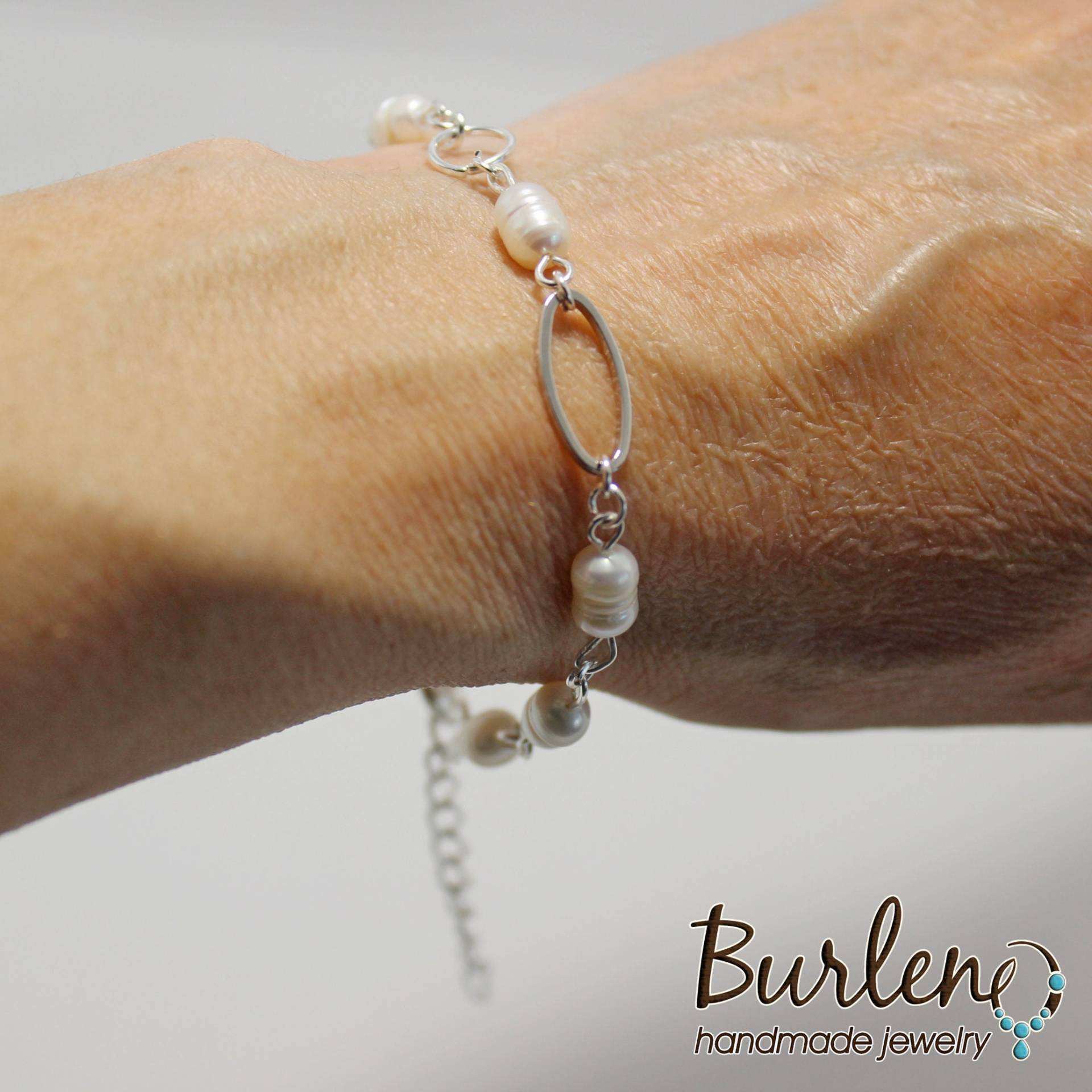 Versilbertes Armband Mit Süßwasserweißen Perlen, Naturweißen Perlen Versilbertes Armband Mit Süßwasserweißen Perlen, Naturweißen Perlen von Burleno