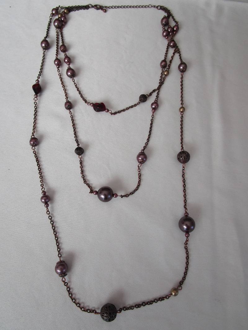 Dreifach Strang Bronze Lila Perlen Rot Glasperlen Kleine Goldperlen Größenverstellbar Vintage Schmuck Ungewöhnliche Kostüm von Burnedbunnybling