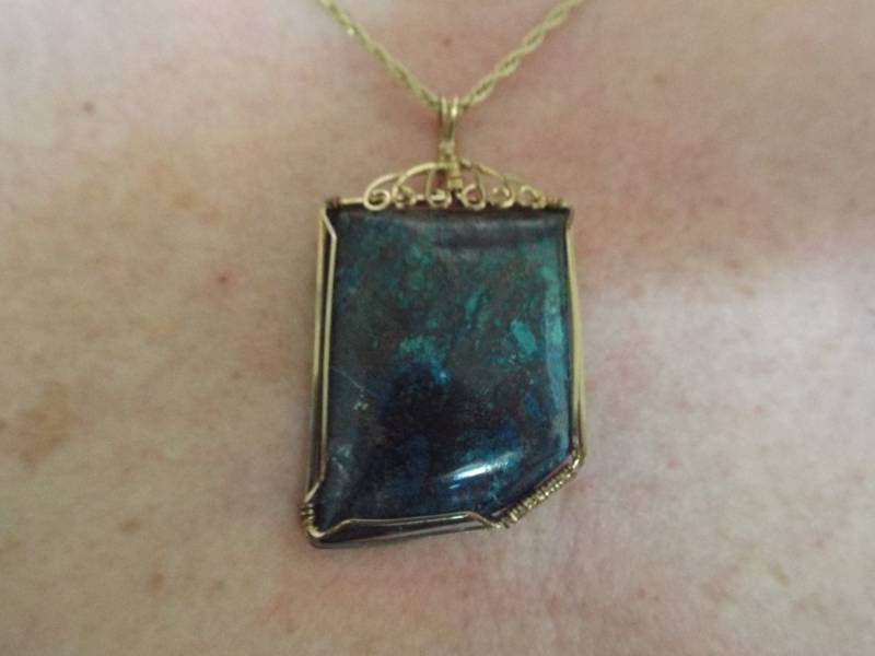 Großer Anhänger Aus Grünem Und Braunem Malachit Mit Goldfarbenem Draht Goldfarbener Kettenanhänger von Burnedbunnybling