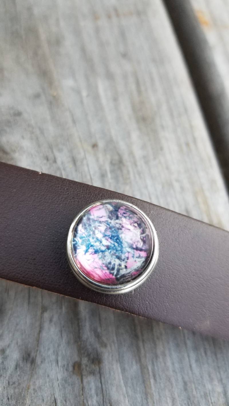 Leder Druckknopfarmband Mit Rosa Camo Druckknopf Schmuck Camouflage Camo Druckknopf Leder Druckknopfarmband Mit Rosa Camo Druckknopf Schmuck Camouflage Camo Druckknopf von BurntHeartDesigns