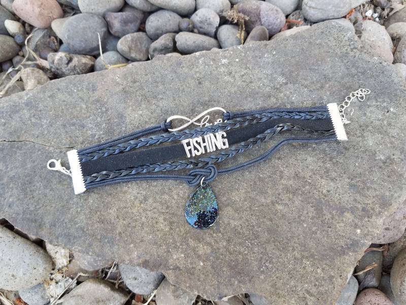 Manschettenarmband - Black Love & Fishing Wort Charms Und Black Glitter Spinner Blade Fishing Lure Charm Manschettenarmband - Black Love & Fishing Wort Charms Und Black Glitter Spinner Blade Fishing Lure Charm von BurntHeartDesigns