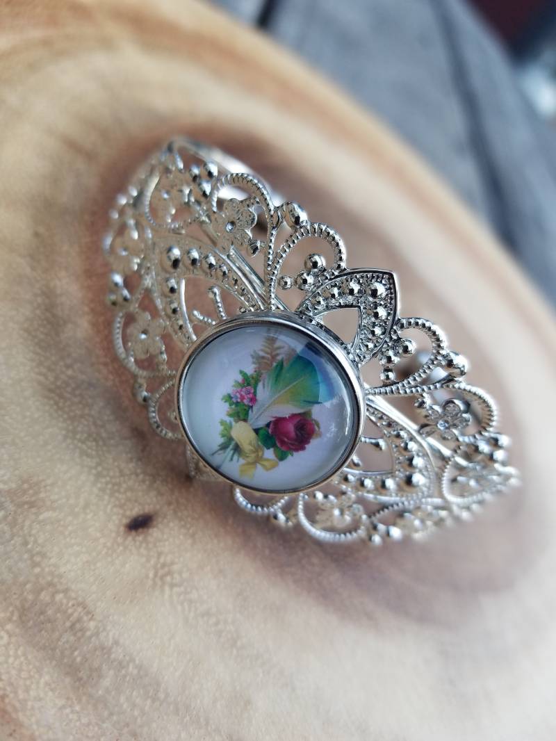 Silberfarbenes Filigranes Armband Mit Federn Und Blumen Druckknopf. Druckknopf Schmuck .. Boho Charm Rustikaler Silberfarbenes Filigranes Armband Mit Federn Und Blumen Druckknopf. Druckknopf Schmuck .. Boho Charm Rustikaler von BurntHeartDesigns