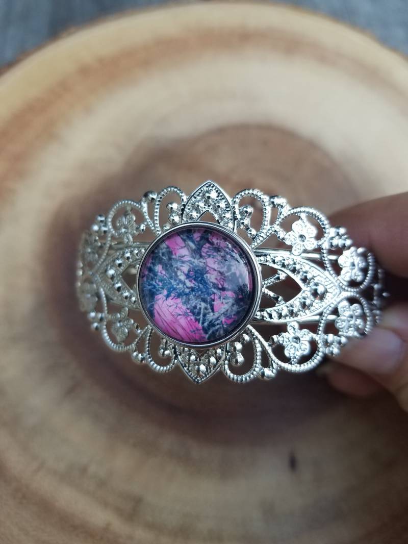 Silberfarbenes Filigranes Armband Mit Rosa Camo Druckknopf Druckknopf Schmuck Camouflage Druckknopf Silberfarbenes Filigranes Armband Mit Rosa Camo Druckknopf Druckknopf Schmuck Camouflage Druckknopf von BurntHeartDesigns