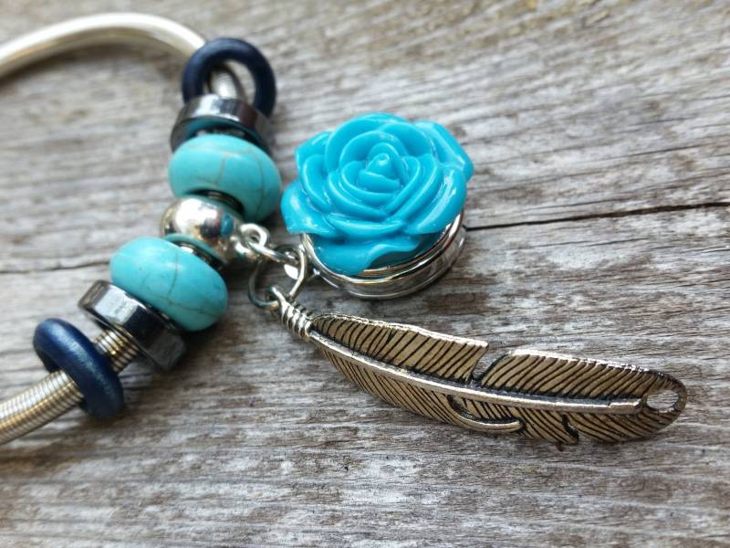 Silberfarbenes Perlenarmband Mit Blumenknopf Charm Und Feder Charm.. Schmuck Silberfarbenes Perlenarmband Mit Blumenknopf Charm Und Feder Charm.. Schmuck von BurntHeartDesigns