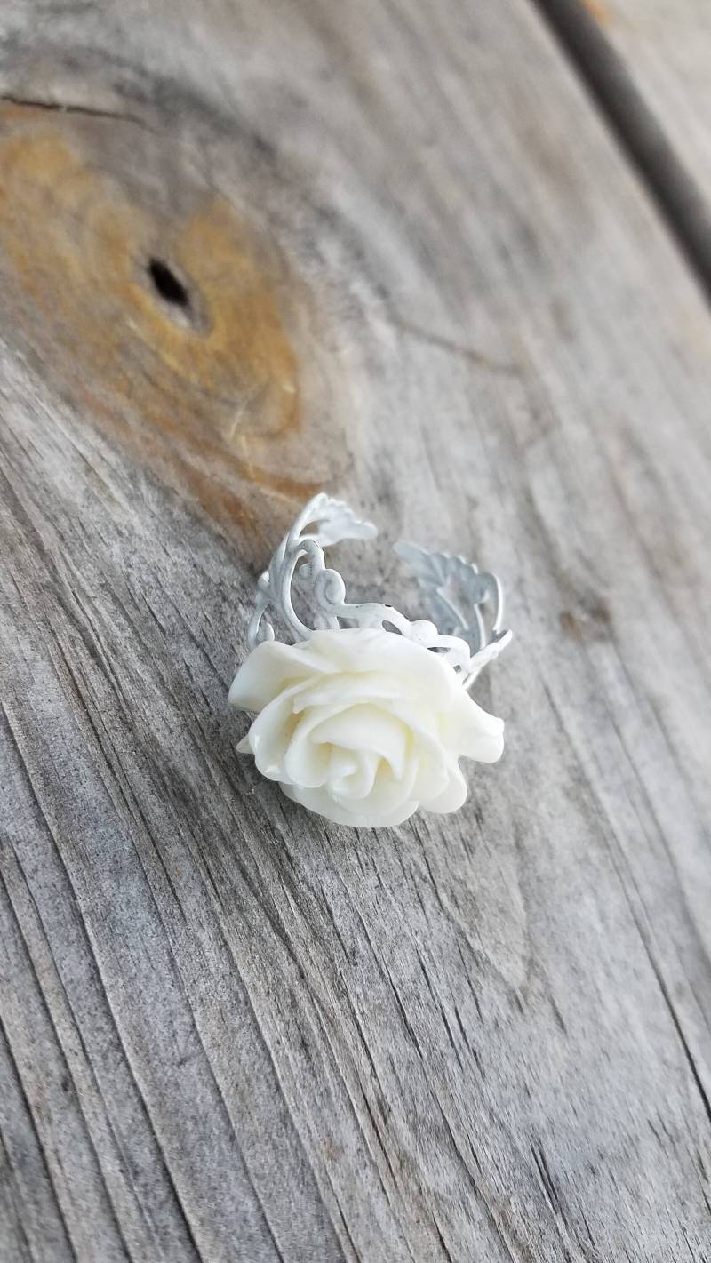 Weiße Rose Und Filigraner Ring.. Modeschmuck .. Statement Ring von BurntHeartDesigns