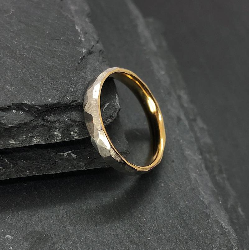 Facettierter Edelstahl Und Gold Ring - 4 Mm Grob Gehämmert Industriering Geometrisch Minimalist Herren- Oder Damengrößen Handgemacht in von BurntOchre