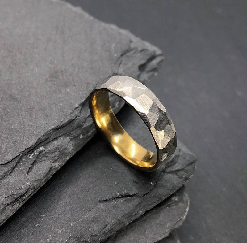 Facettierter Edelstahl Und Gold Ring - 6 Mm Grob Gehämmert Industriering Geometrisch Minimalist Herren- Oder Damengrößen Handgemacht in von BurntOchre