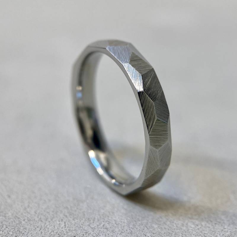 Facettierter Edelstahlring - 4 Mm Rauer Strukturierter Bandring Geometrisch Minimalistisch Herren- Oder Damengrößen Handgemacht in Großbritannien von BurntOchre