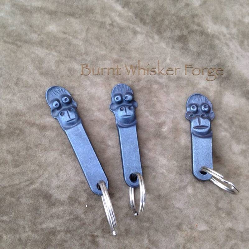 Affe Schlüsselanhänger, Handgeschmiedetes Eisen, Eisen Schmied Affe, Gorilla Burntwhiskerforge Affe Schlüsselanhänger, Handgeschmiedetes Eisen, Eisen Schmied Affe, Gorilla Burntwhiskerforge von BurntWhiskerForge
